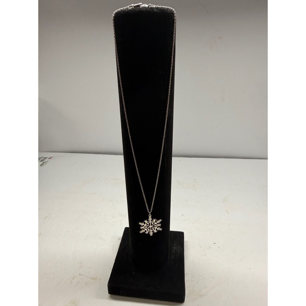 Silver Tone Snowflake Pendant Necklace Holiday Winter Jewelry 19 Inch Chain